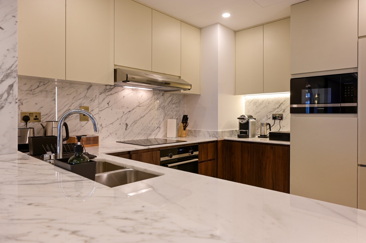 Apartment 812 image 6